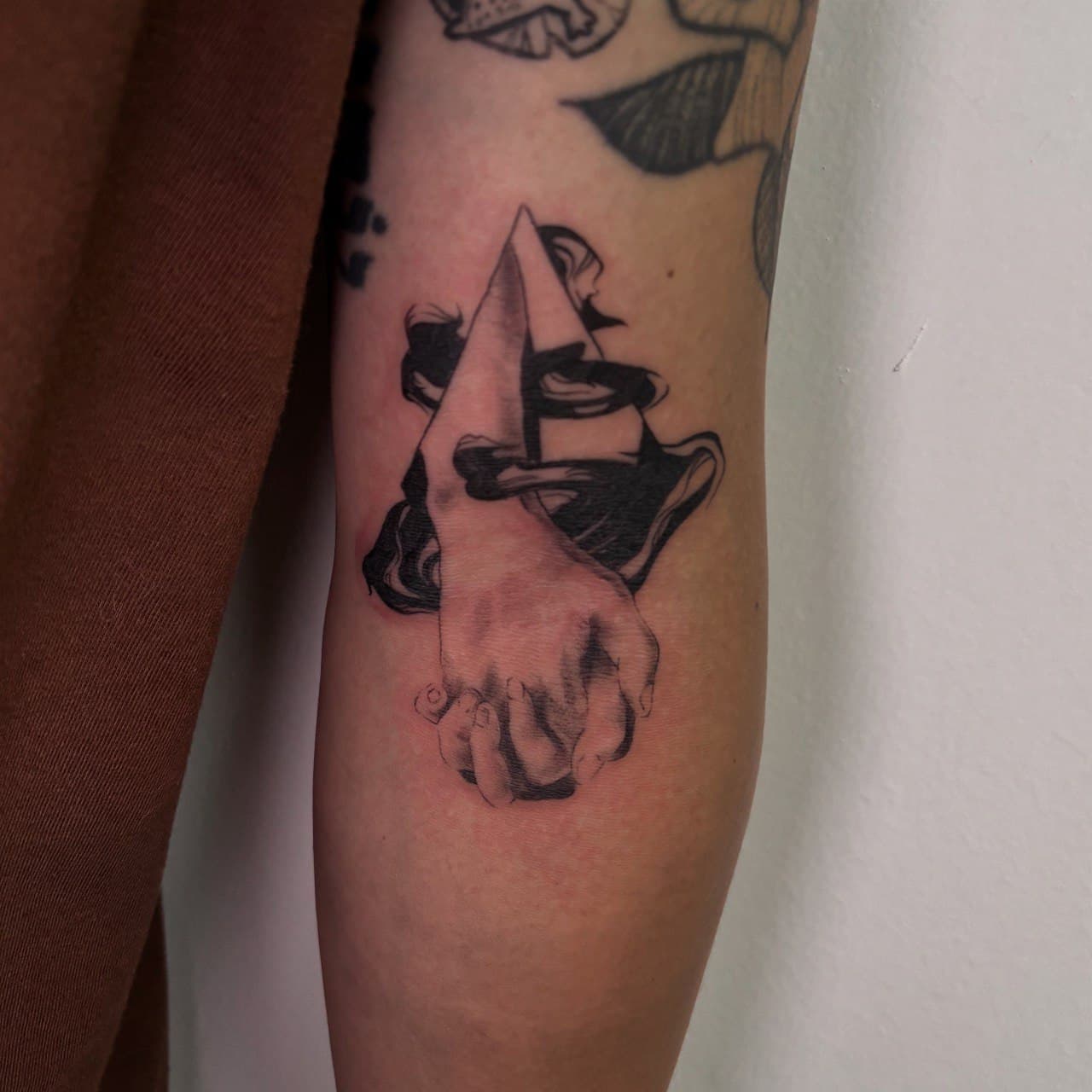 Geometric hand semi-realism