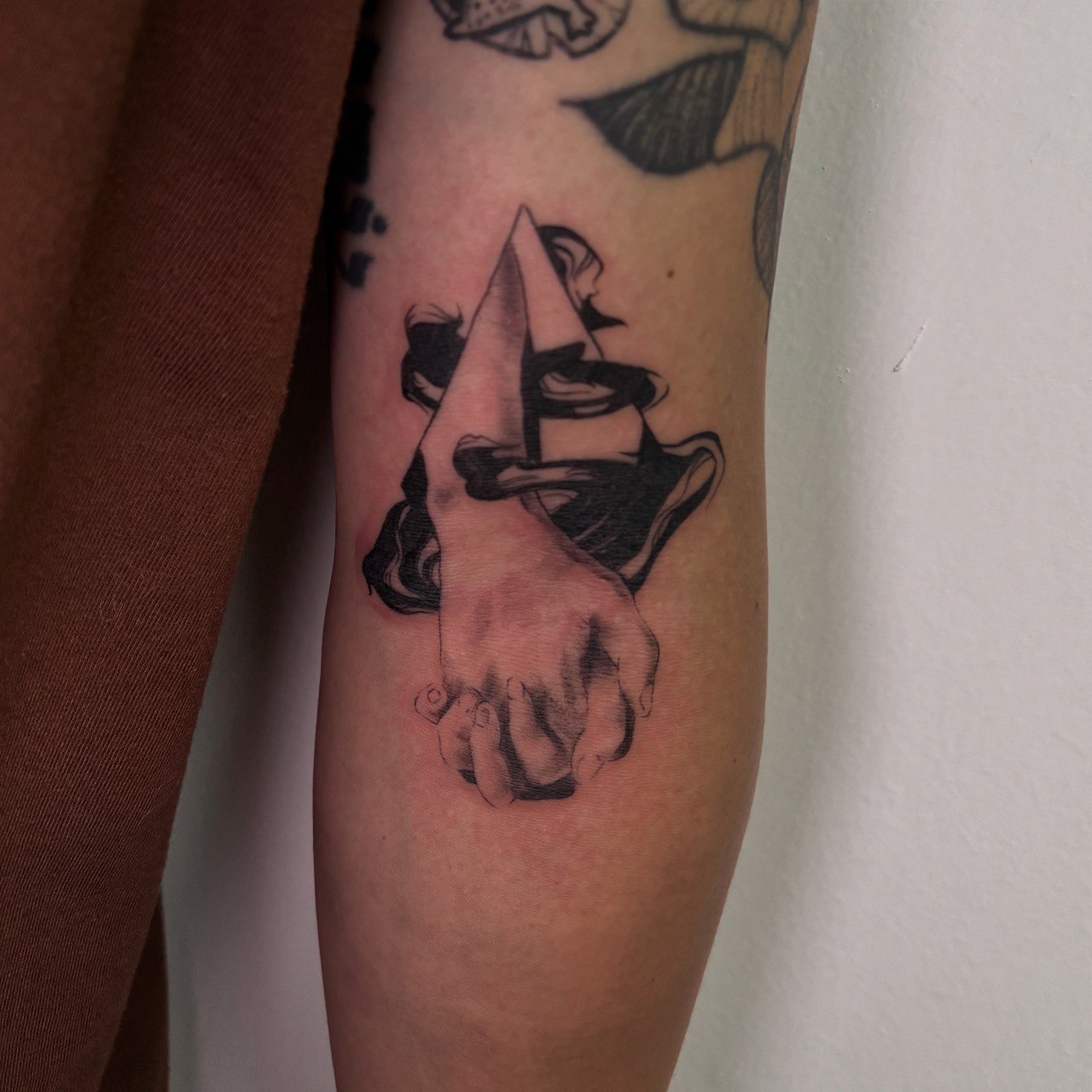 Geometric hand semi-realism